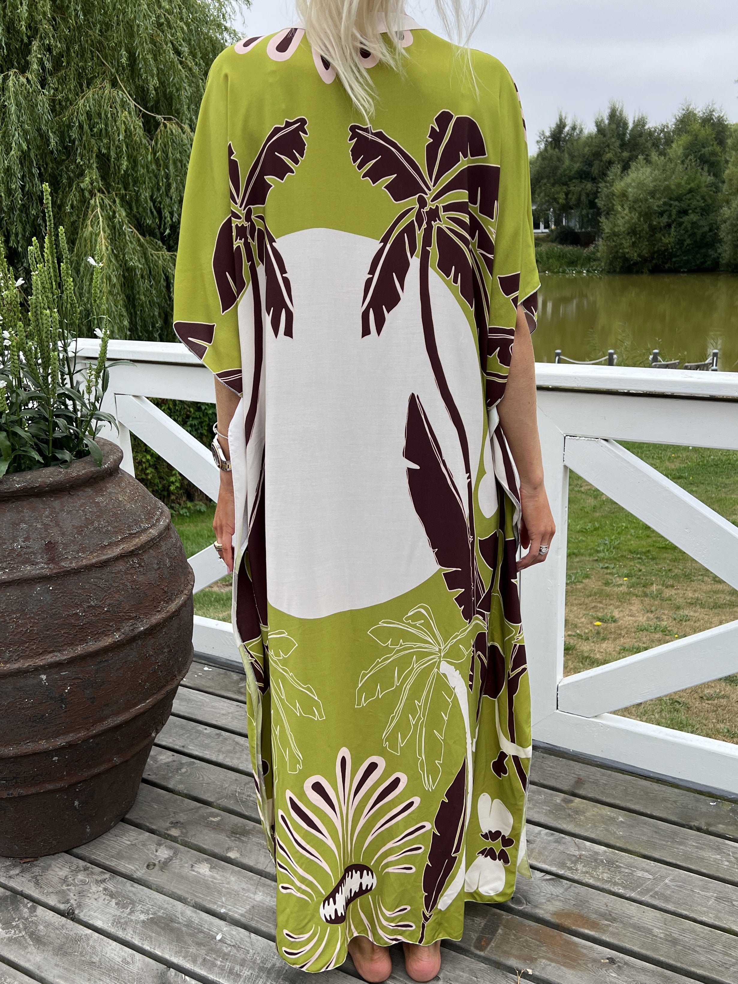 Ilya - Lang løs kjole med stort bladmønster